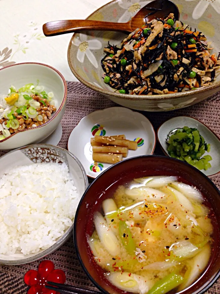 今日はホントに何にもありません~_~; 【ひじきの煮物 納豆 卵と長ねぎの味噌汁】|デミさん