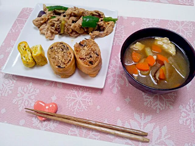 今日の夕食 豚肉となすとピーマンの味噌炒め、卵焼き、いなり寿司、けんちん汁|pinknari🐰🌈さん