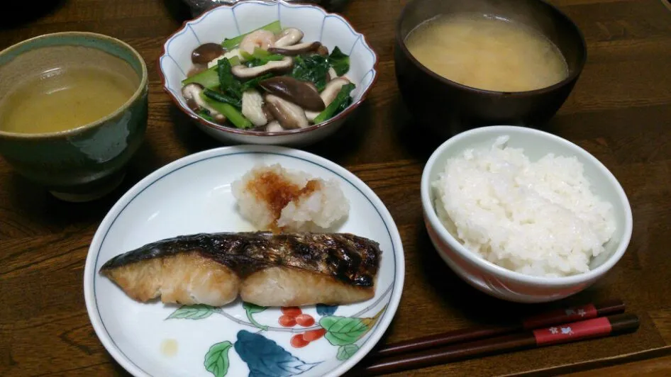 サワラの塩焼き＆小松菜の海鮮炒め＆じゃがいもと玉ねぎの味噌汁|えっちゃんさん