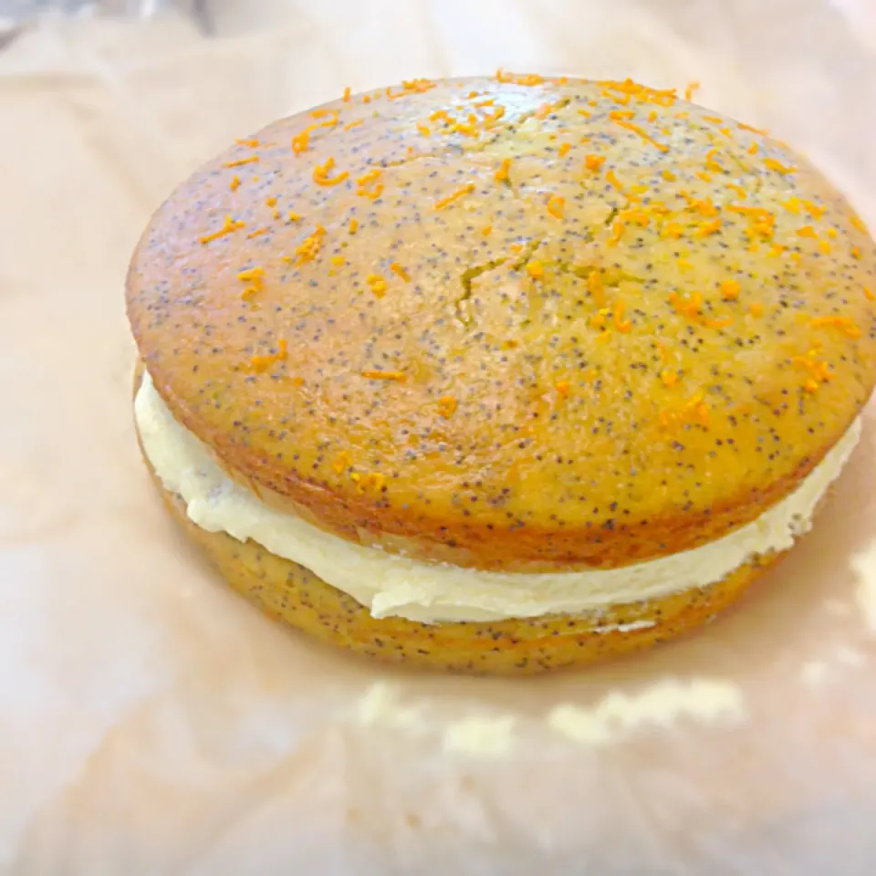 Snapdishの料理写真:Orange and poppyseed sandwich cake|francesca hornさん