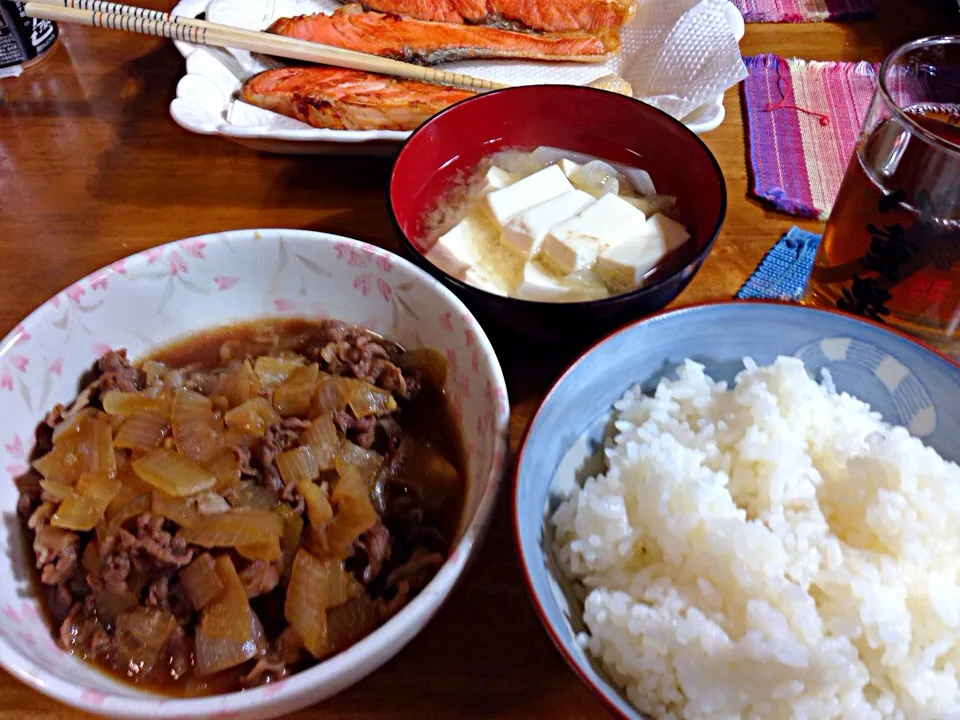 牛丼の具、焼き鮭、豆腐の味噌汁(^○^)|すかラインさん