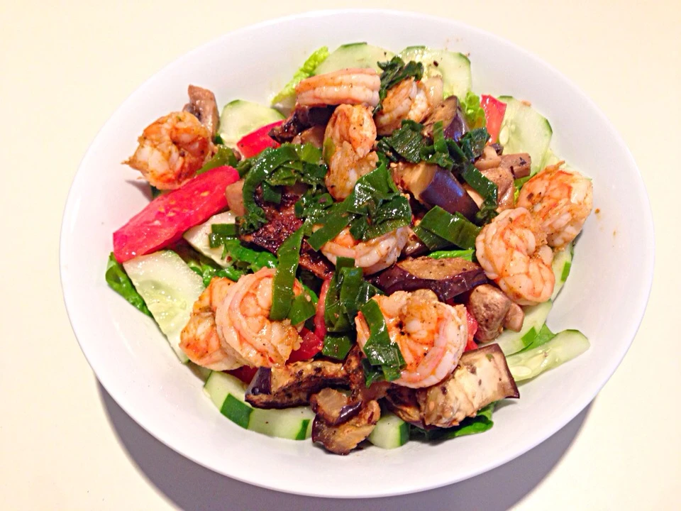 Cajun shrimp, mushroom and roasted eggplant salad with leeks, tomatoes and cucumbers|bertocci infernoさん
