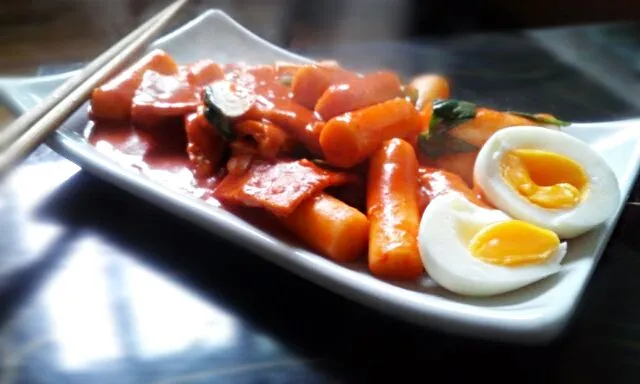 dduk bok-i

dduk which is rice cake, fich cake with chilli paste.
5min to cook it and sweet spicy and chewy texture|SANGSUNG LEEさん