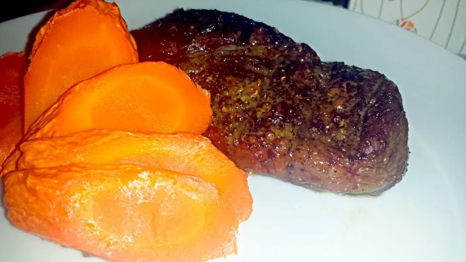 Snapdishの料理写真:ribeye and some roast carrots|Michael M Schleyerさん