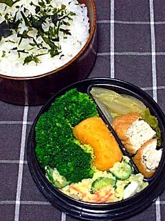 お弁当（わかめかけご飯、白菜と油揚げの煮物、クリームコロッケ、ポテトサラダ、ブロッコリー）|すーさん