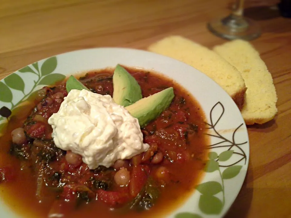 Veggie chili topped with onion sour cream and avocado|Fe's kitchenさん