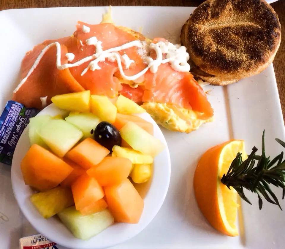 Omelette with Smoked Salmon with English Muffin and Fruit|sooprcoolchicaさん