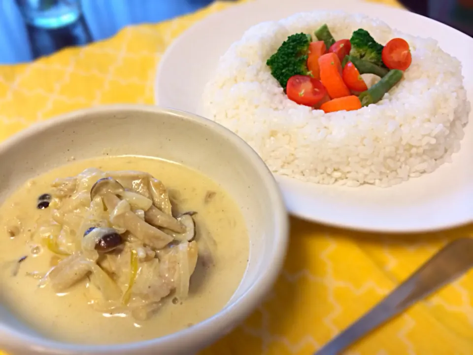 Snapdishの料理写真:ホワイトカレー ターメリックライスにて|chiekoさん