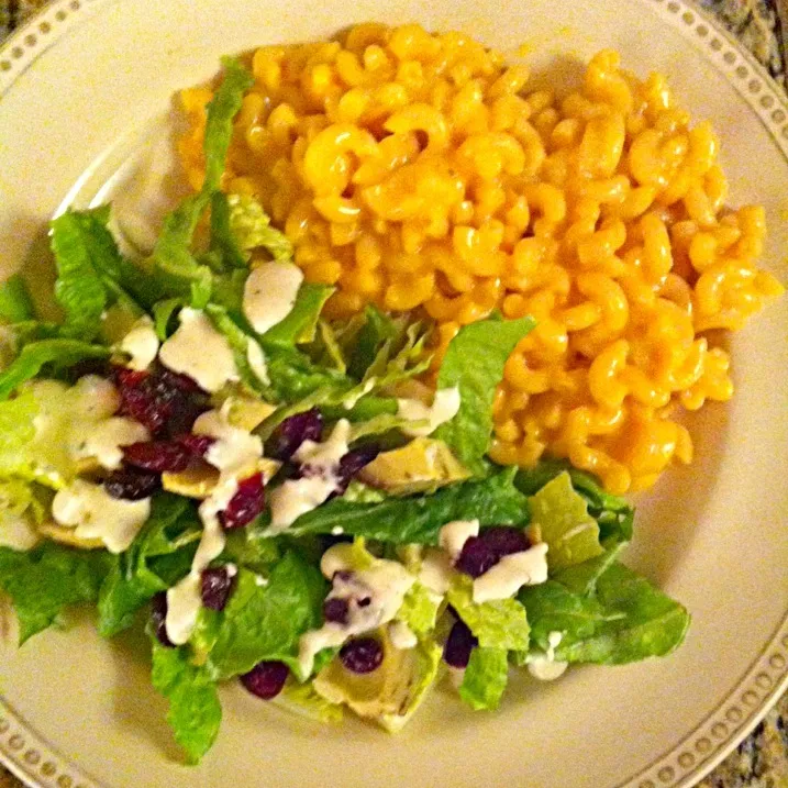 Mac and cheese with a romaine, avocado, and craisin salad|Whitney Kinnisonさん