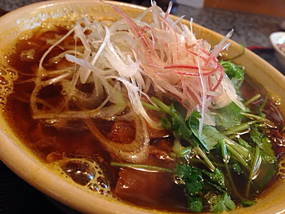 久々の新規開拓は牛すじのカレー麺。選べる麺はもちろん日本そば！ここアリっすね。|たけうちさん