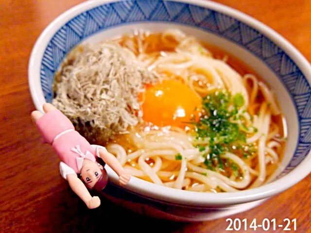 お昼はお土産に頂いた五島うどん(∩˙︶˙∩) 
とろろ昆布も入れて旨味ｕｐ！|うみたんさん