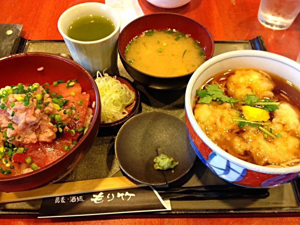 ねぎとろ鉄火丼＆小エビ天そば|きむらゆりかさん