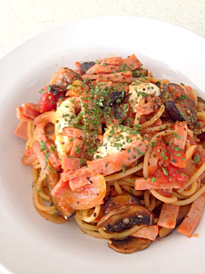 Snapdishの料理写真:Spagetti with fresh mozzerella, tomato, mushroom, eggplant and bacon.|prinkcessさん