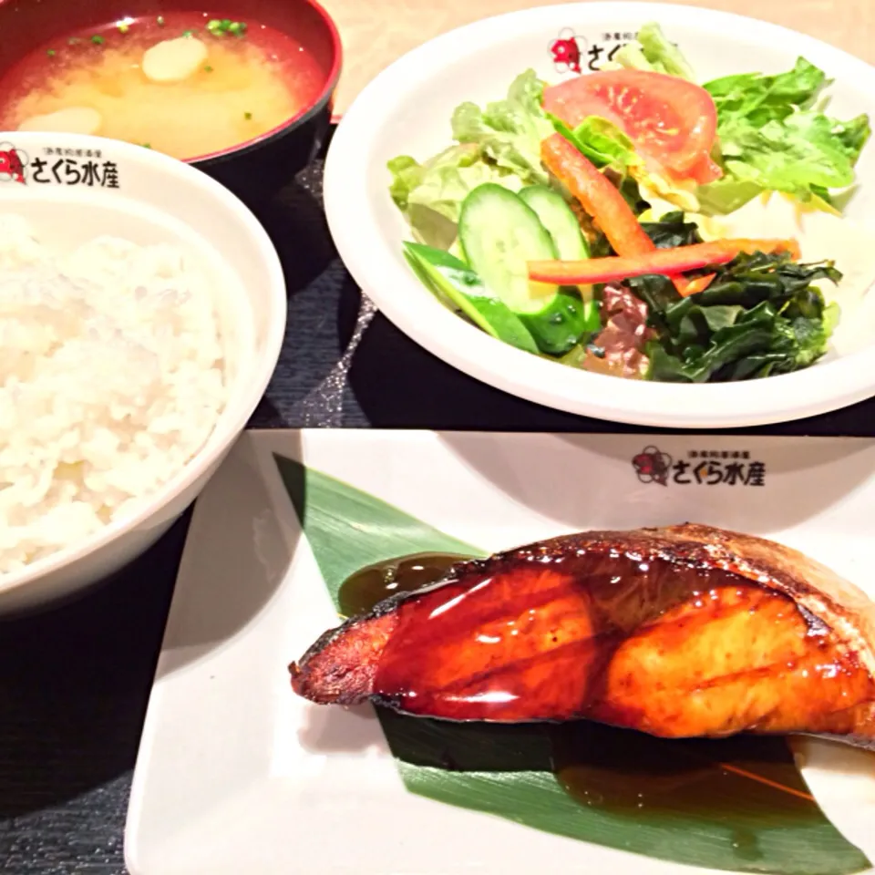 ランチは、鰤の照り焼きと野菜サラダ。|Takashi H.さん