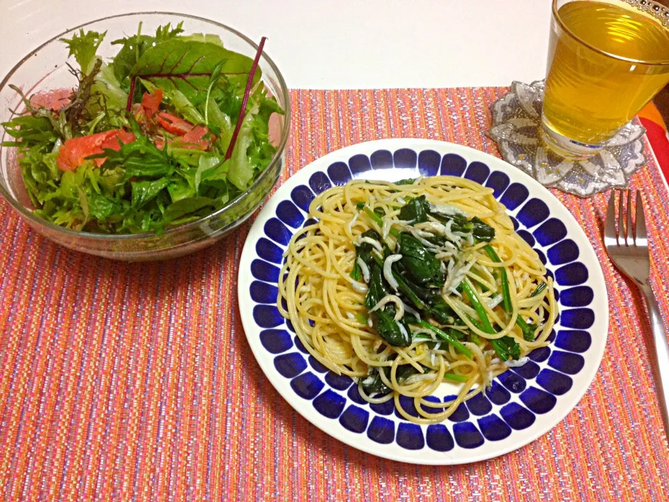 ほうれん草としらすの和風パスタ、ベビーリーフのサラダ|だるころさん