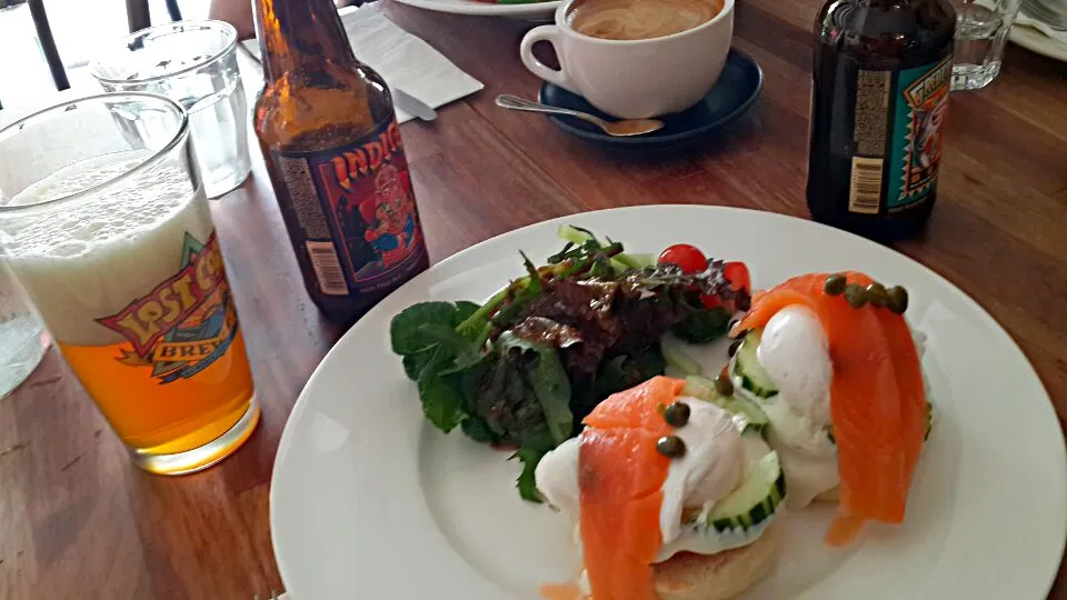 가로수길 르브런쉭의 연어에그베네딕트와 인디카페일에일맥주 Salmon Egg Benedict and IPA. At nice brunch place 'Le Brunchic' in Garosu, Gangnam, Seoul.|Dean Jungさん