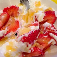 Snapdishの料理写真:Strawberries, Greek yogurt, honey|American-N-Japanさん