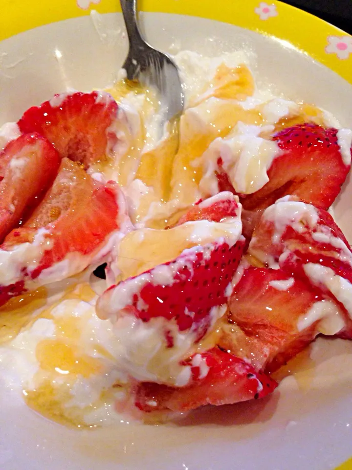 Strawberries, Greek yogurt, honey|American-N-Japanさん