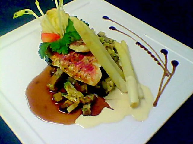 zeebarbeel met asperges en zoetzuur sausje|Spincity dinner loungeさん