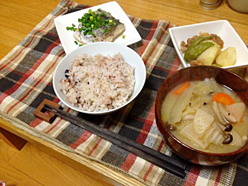 晩ごはん★鰆の柚子こしょう風味塩麹漬け焼き、塩肉じゃが、みそ汁、十五穀ごはん|ハルさん