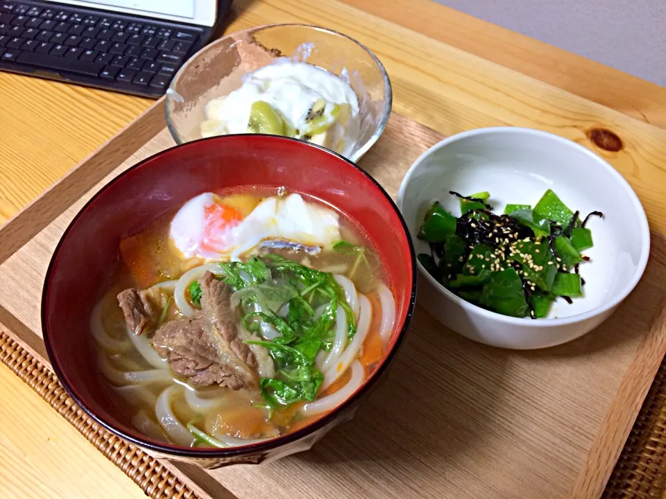 カルビクッパうどん、ピーマンの昆布炒め、バナナキウイヨーグルト！|Uemura Koshiさん