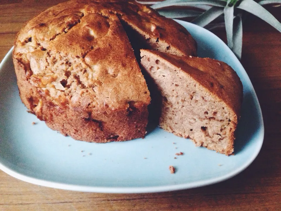 Snapdishの料理写真:自製蘋果肉桂蛋糕 cinnamon apple cake|陳孟潔さん