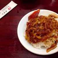 Snapdishの料理写真:taiwan's famous 胡須長滷肉飯👍|shluneさん