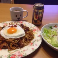 Snapdishの料理写真:目玉焼きのせ焼きそば|眞さんさん