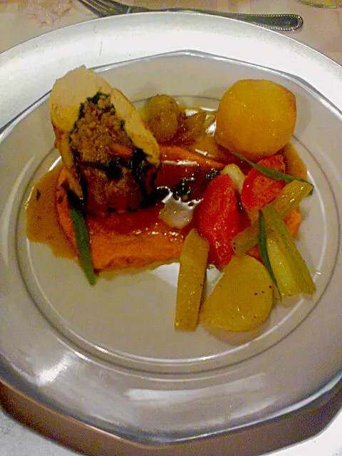 chicken ballotin, carrotcreme, glaced rootvegetables, madeira glaced onions, fondant patato, taragonsause|Charlotte Walrantさん