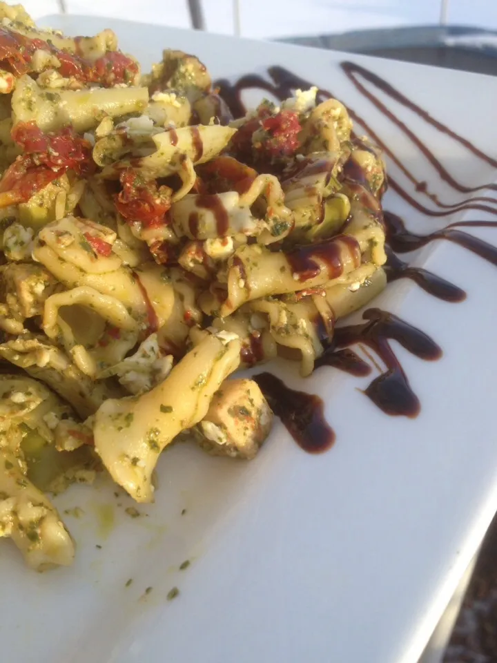 Pesto sundried pasta with balsamic|peggy waldonさん