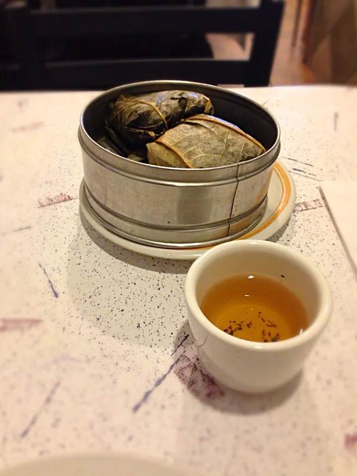 Lotus leaf/sticky rice dim sum, oolong tea|Seanさん