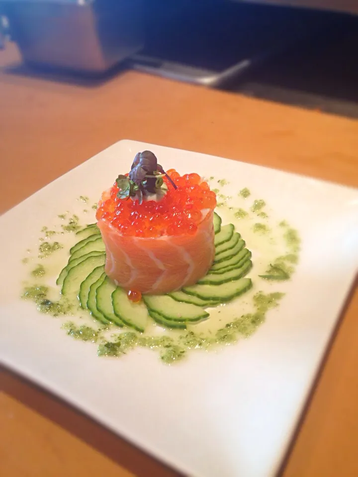 Lobster/salmon tartare topped with Ikura and micro greens on a bed of cucumbers with kiwi sauce|Seanさん