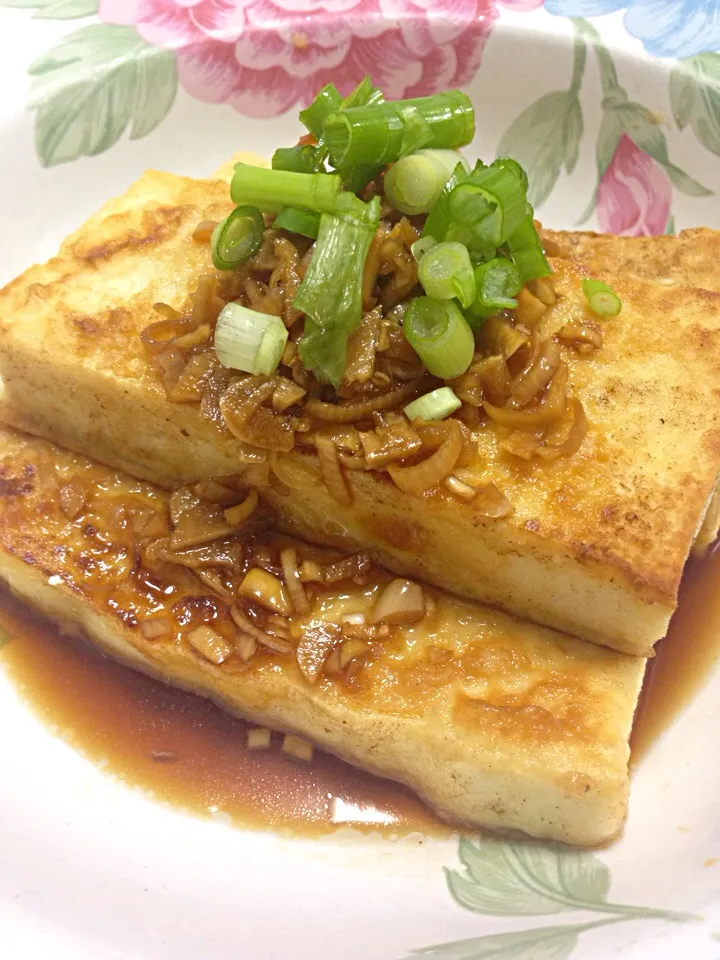 Tofu steak with original garlic ginger sauce.|yukさん