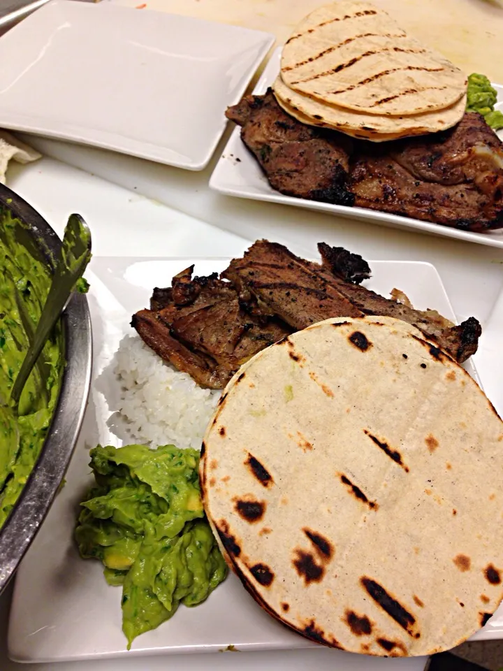 Short rib tacos with homemade guacamole on a bed of rice.|Seanさん