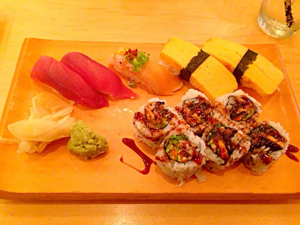 Snapdishの料理写真:Maguro, benitoro, and tamago nigirizushi. Sake skin maki.|Seanさん