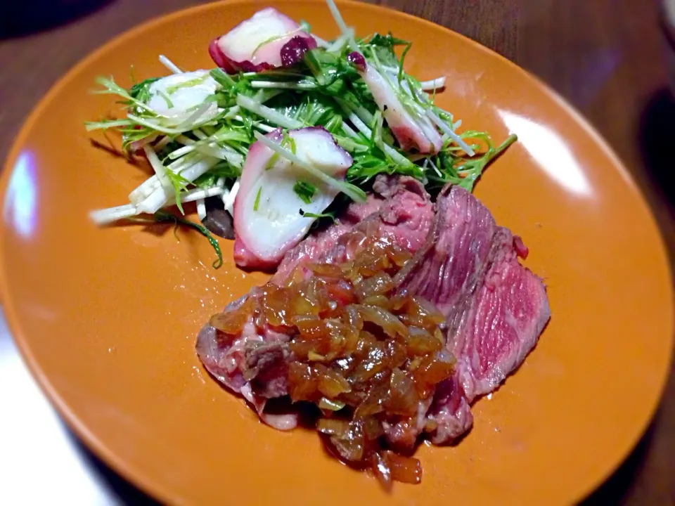 水菜とタコのマリネとステーキ肉をローストビーフ風に。|やおゆん。さん