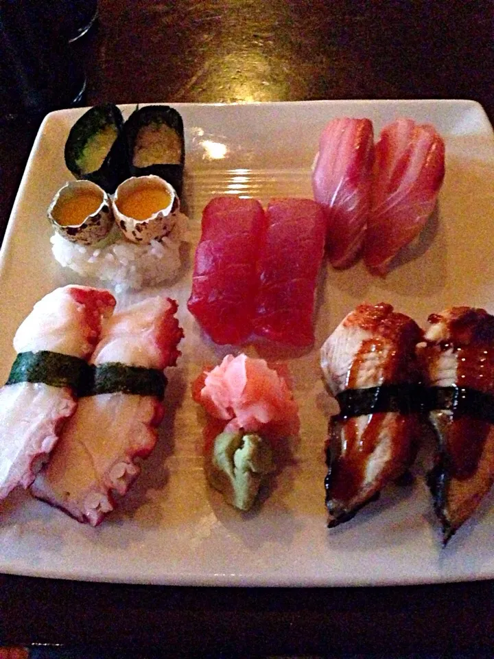 Quail egg, hamachi, maguro, tako, and unagi nigiri.|Seanさん