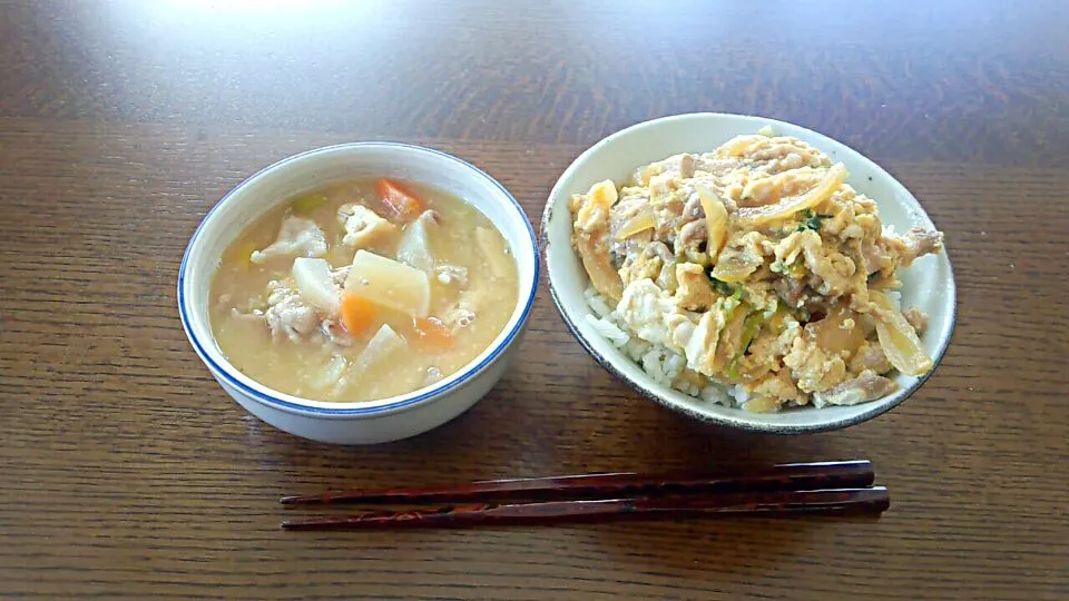 昼ご飯　親子丼と豚汁|よこちゃさん