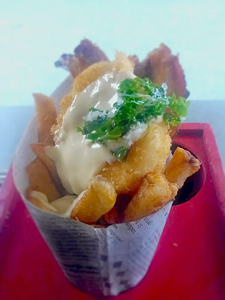 Brunch Cone, frites Benedict w panko poached egg, crispy pork belly, sake hollandaise|Brendan Sullivanさん