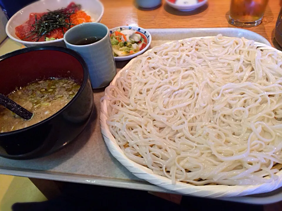 稲庭うどんとまぐろとイクラのミックス丼|hirotomoさん