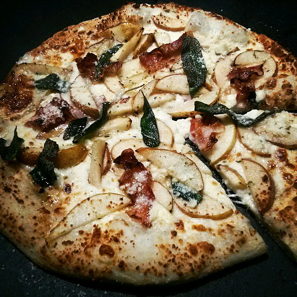 focaccia w honeyed pear, applewood bacon, pecorino, sage,|Brendan Sullivanさん