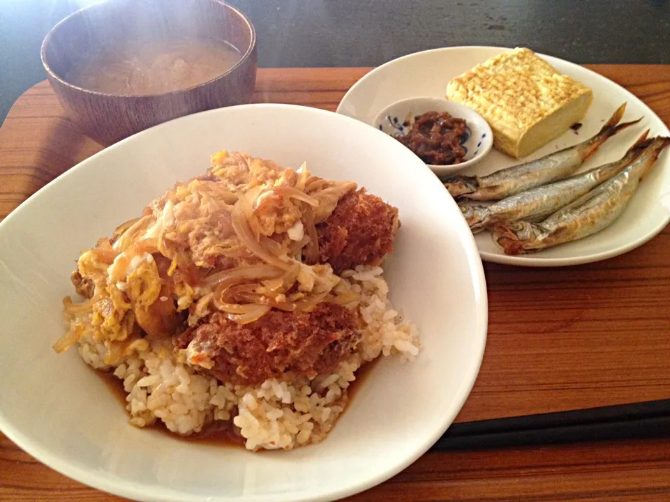 Snapdishの料理写真:牡蠣フライ丼、ジャガイモと玉ねぎの味噌汁、だし巻卵、焼きししゃも、牡蠣味噌|マユマユさん