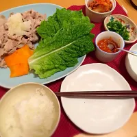 Snapdishの料理写真:茹で豚をポッサム風にキムチと一緒にサンチュに巻いて食べます♡|Sawako Kobayashiさん