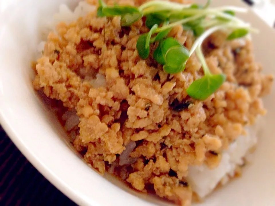 Snapdishの料理写真:鶏そぼろ丼|目白の鍼灸院★タケダヒロミさん