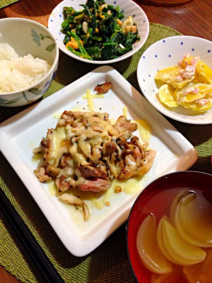 鳥ももとブナしめじのチーズ焼き、ポテトサラダ、ほうれん草とゆで卵と竹輪の胡麻和え、オニオンスープ|今日の献立さん