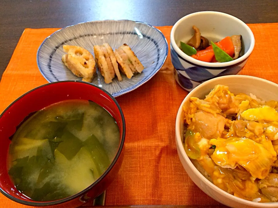 病み上がりゴハン   親子丼  筑前煮  レンコンの挟み焼き  ジャガイモとワカメの味噌汁|NAKATAさん