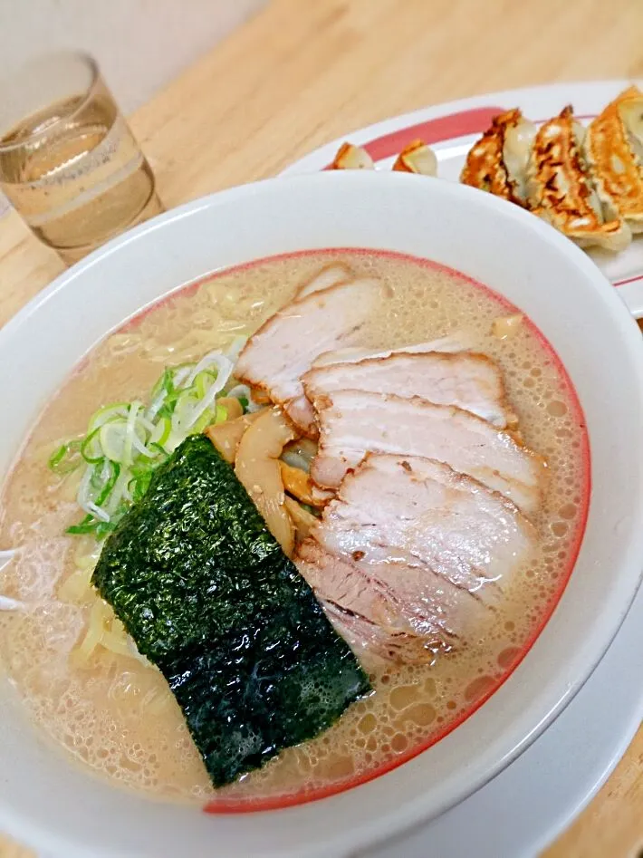 今日の賄い、コッテリとんこつラーメン大盛に餃子。豚バラチャーシュー！超コッテリなのに全部スープ飲み干しちゃった。
今日は子育て一段落記念ってことで、自分にご褒美だな(笑)|Reikoさん