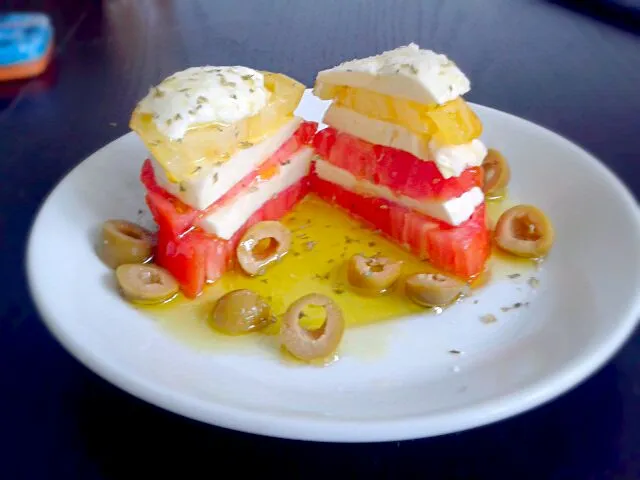 Snapdishの料理写真:Tomatos, mozzarela, olives and olive oil :)|Inesさん