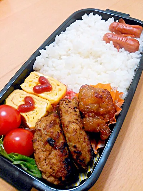 Snapdishの料理写真:パパ弁当！唐揚げ＆ハンバーグ♪
うっちーさんのソーセー人パワーをお借りしました(^^ゞ|Kayo Matsudaさん