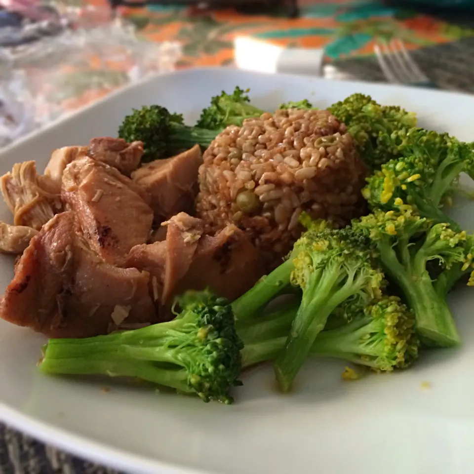 Snapdishの料理写真:Broccoli, terriyaki chicken, rice|Irene Hoさん